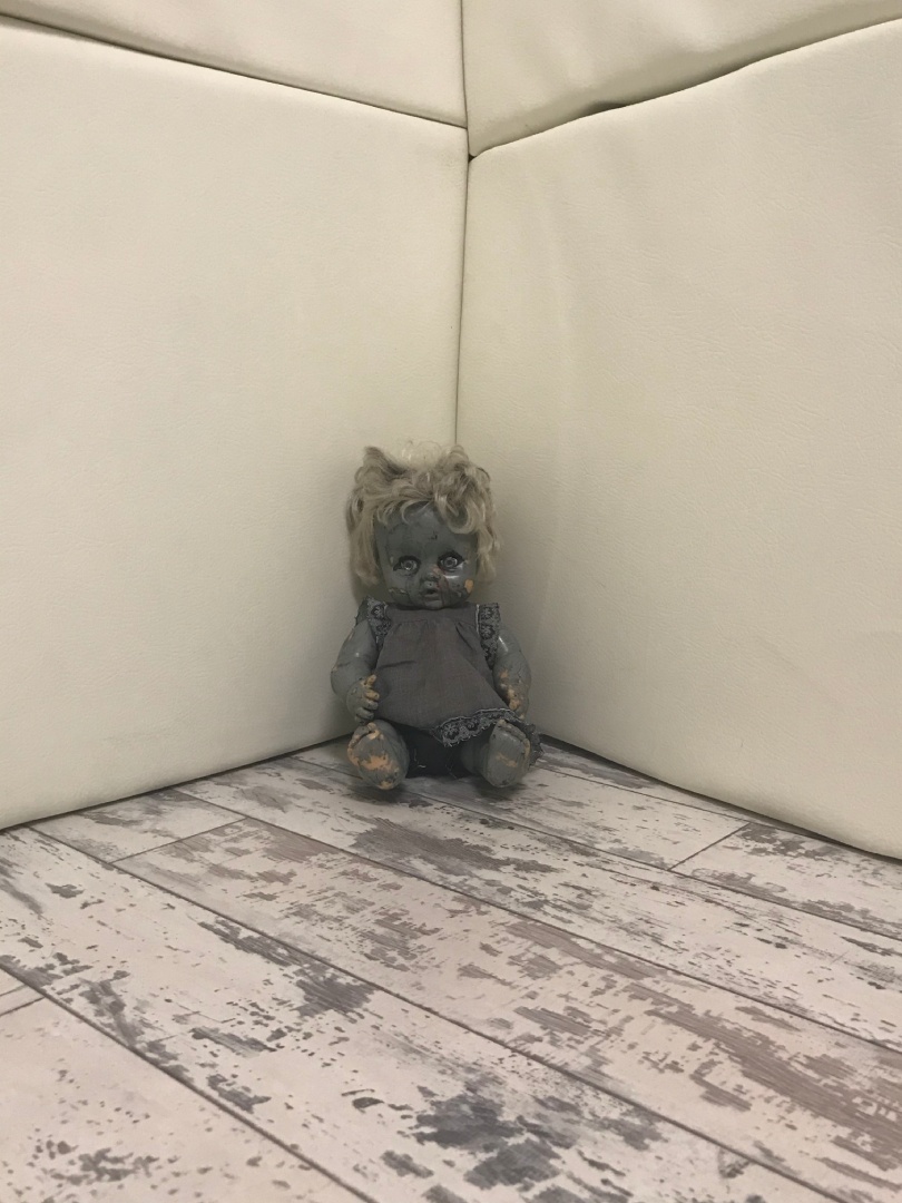 A cat statue sitting in the corner of a room.